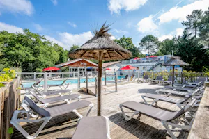 Flower Camping La Canadienne - Pool im Freien mit Liegestühlen und Sonnenschirmen