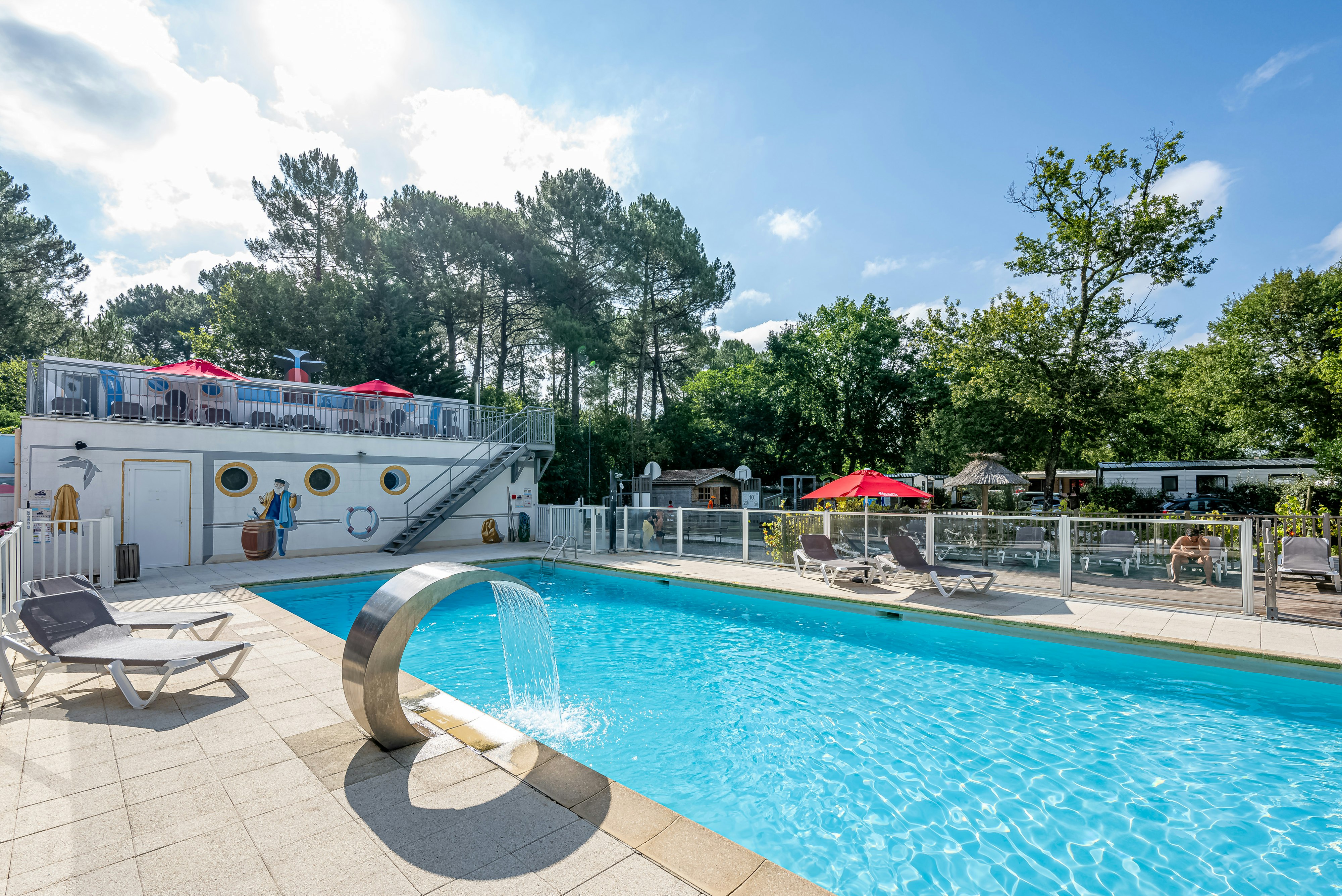Flower Camping La Canadienne  - Pool im Freien mit Liegestühlen und Sonnenschirmen
