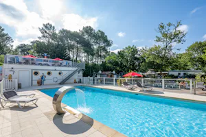 Flower Camping La Canadienne - Pool im Freien mit Liegestühlen und Sonnenschirmen