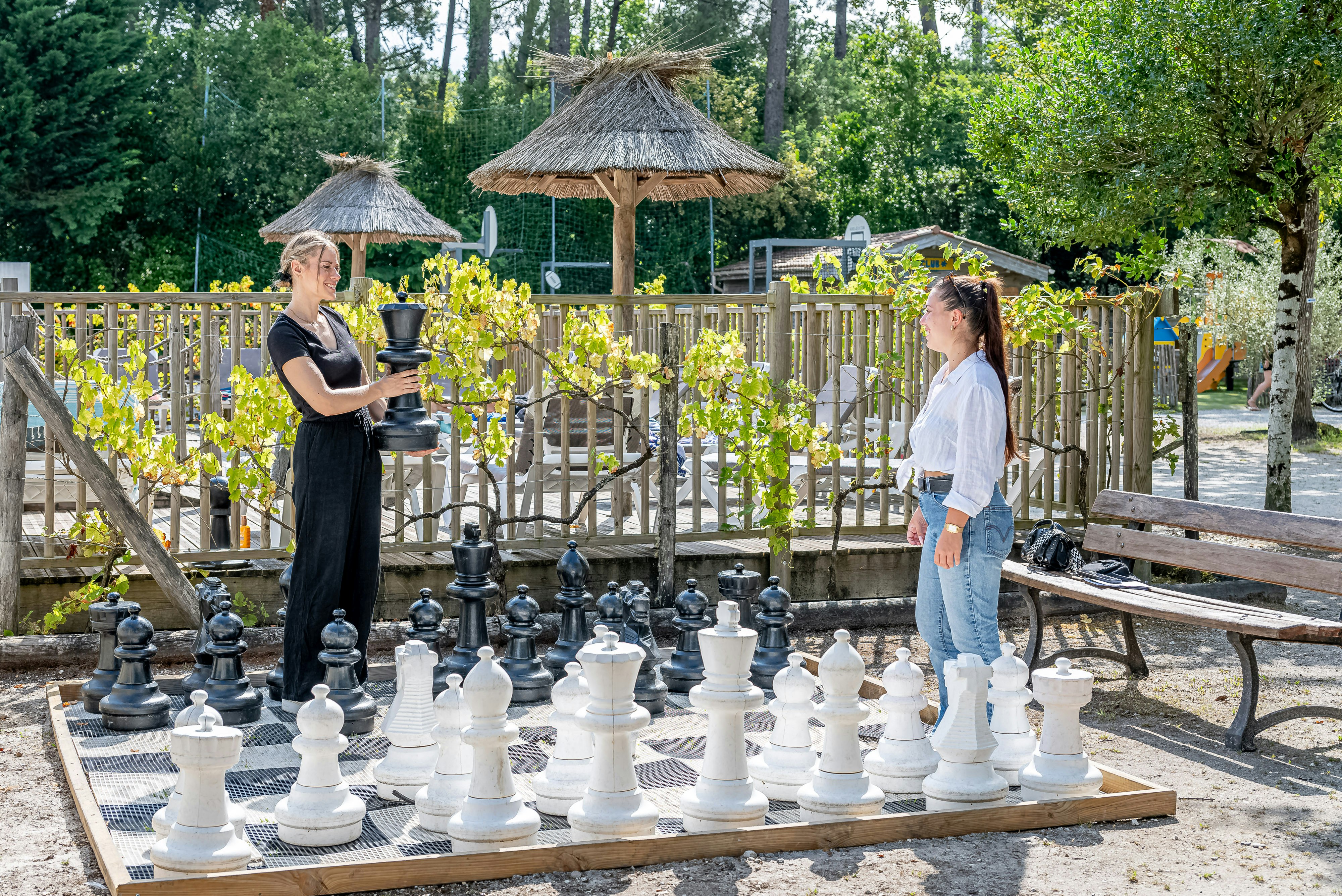 Flower Camping La Canadienne - Camperinnen spielen Riesenschach auf dem Campingplatz