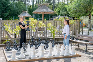 Flower Camping La Canadienne - Camperinnen spielen Riesenschach auf dem Campingplatz