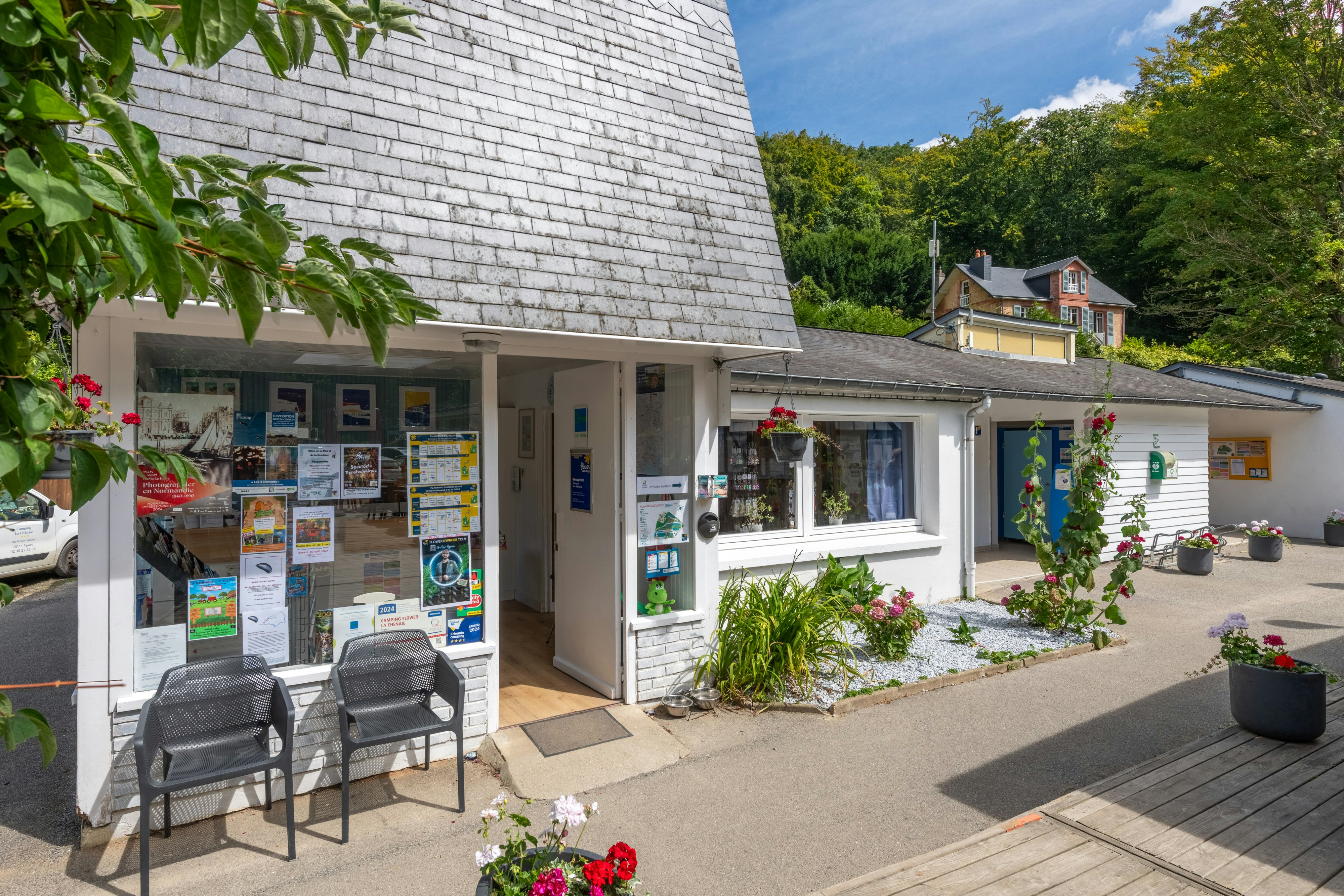 Flower Camping La Chênaie - Außenansicht der Rezeption des Campingplatzes