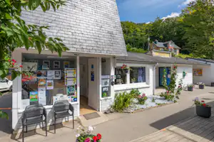 Flower Camping La Chênaie - Außenansicht der Rezeption des Campingplatzes