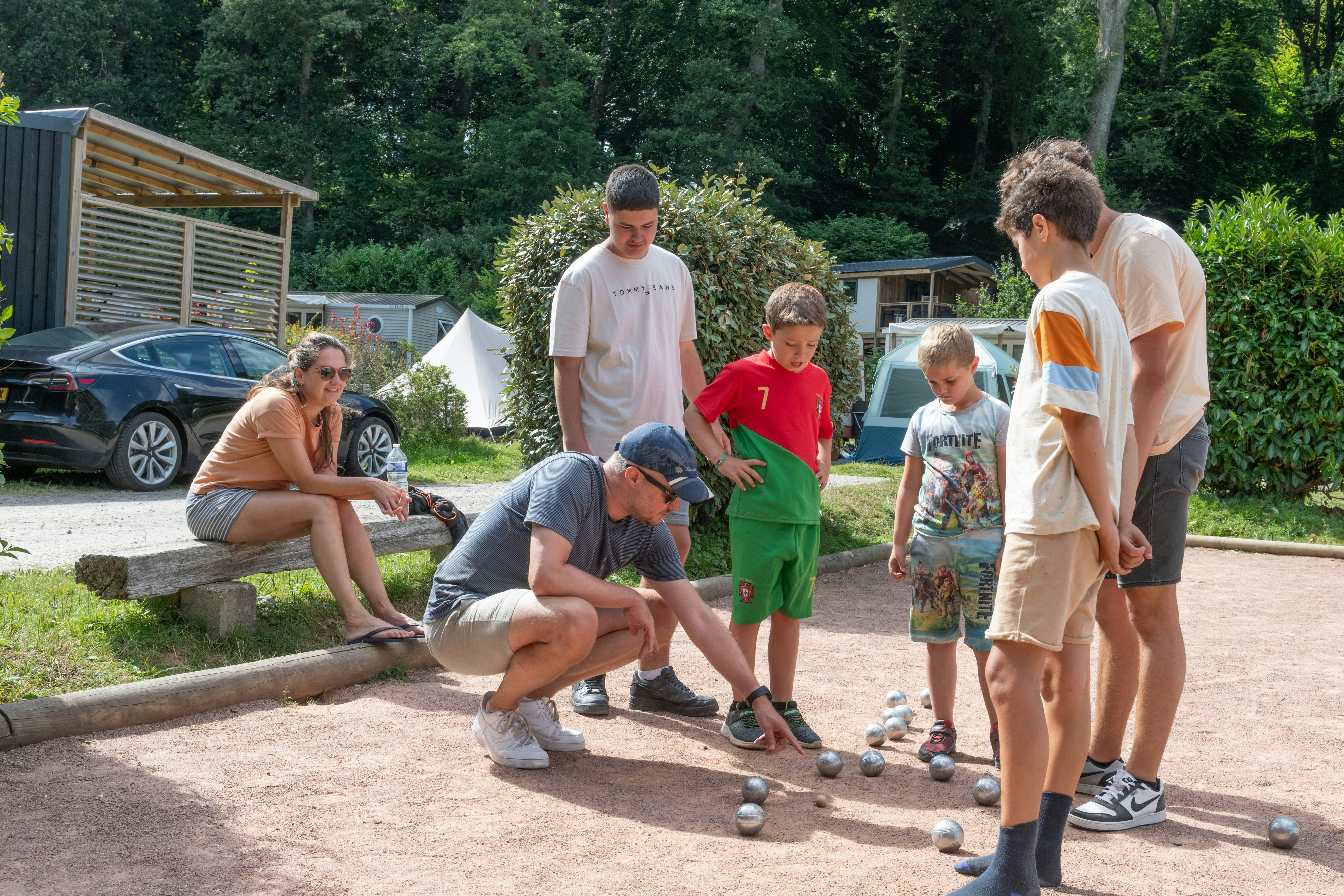 Flower Camping La Chênaie - Camper spielen Pétanque auf dem Campingplatz