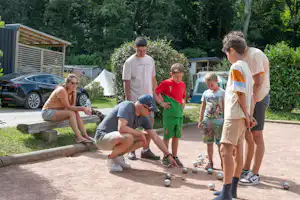 Flower Camping La Chênaie - Camper spielen Pétanque auf dem Campingplatz