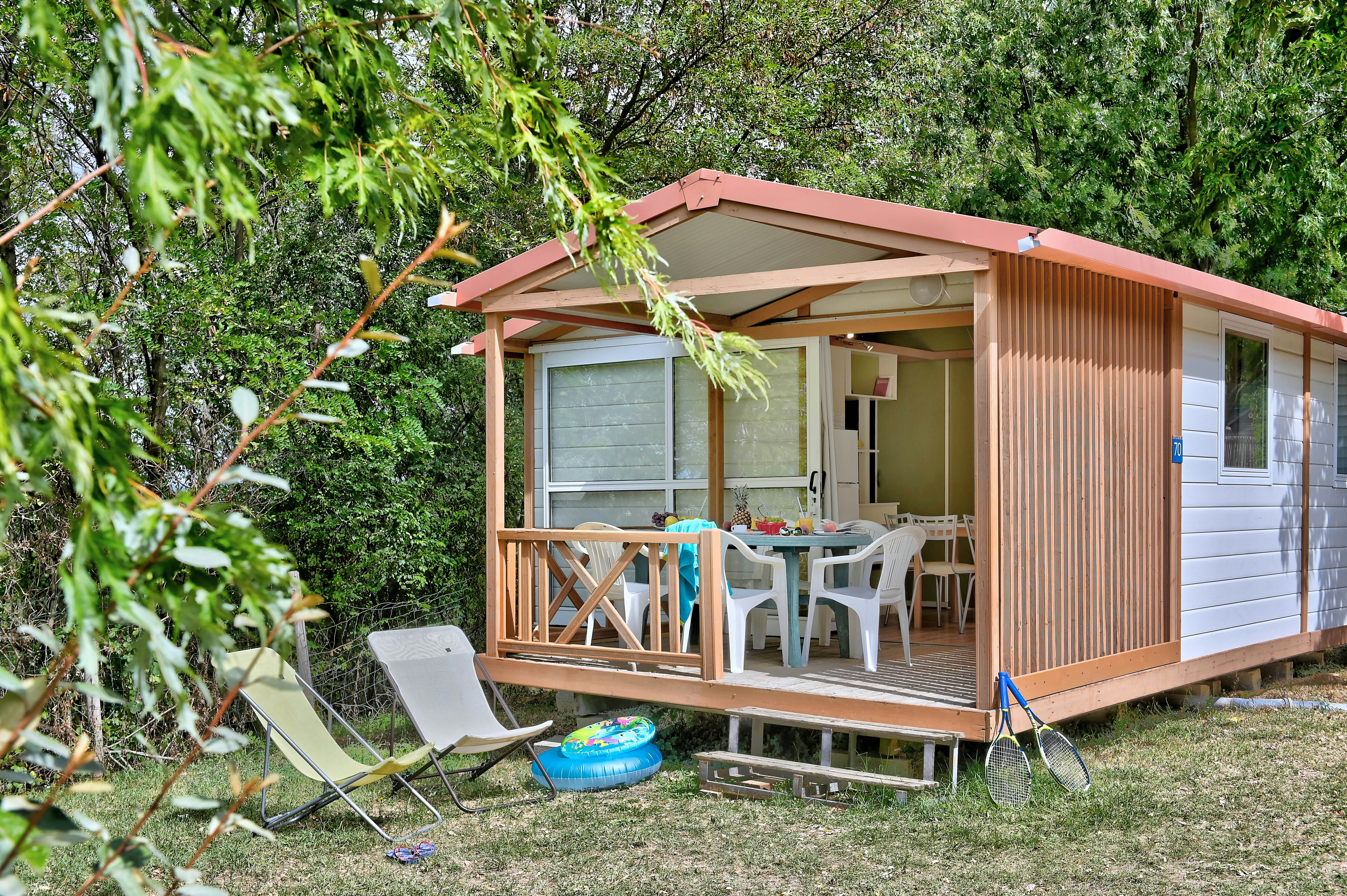 Flower Camping La Châtaigneraie  - Mobilheim mit Terrasse auf dem Campingplatz