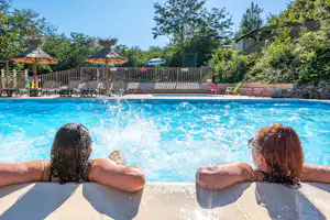 Flower Camping La Châtaigneraie - Pool im Freien mit Liegestühlen und Sonnenschirmen
