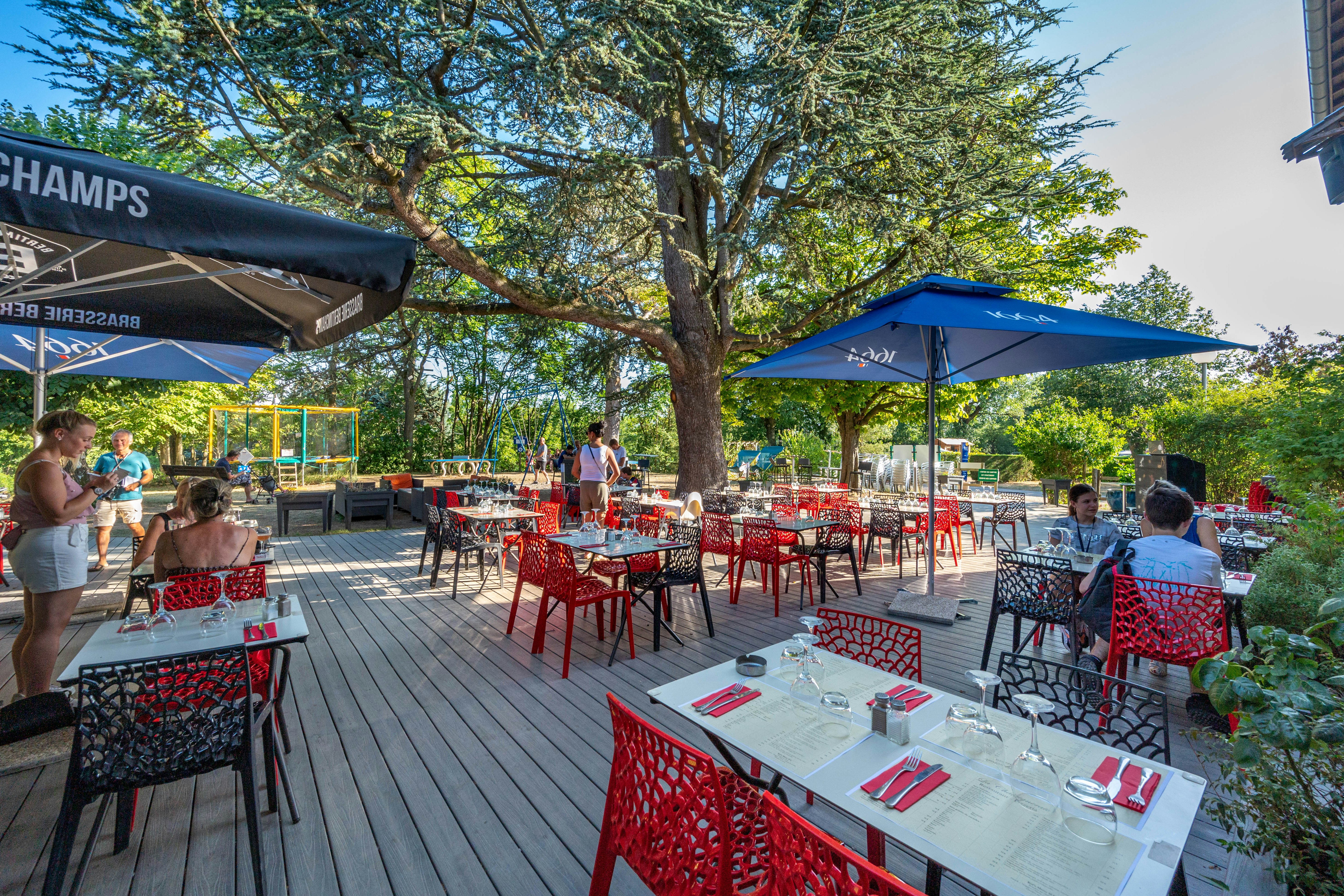 Flower Camping La Châtaigneraie  - Restaurant mit Terrasse auf dem Campingplatz