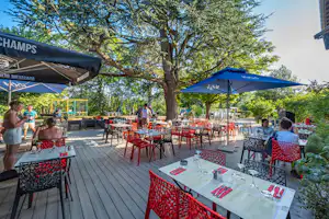 Flower Camping La Châtaigneraie - Restaurant mit Terrasse auf dem Campingplatz