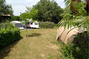 Flower Camping La Châtaigneraie - Wohnwagen- und Zeltstellplatz im Grünen auf dem Campingplatz