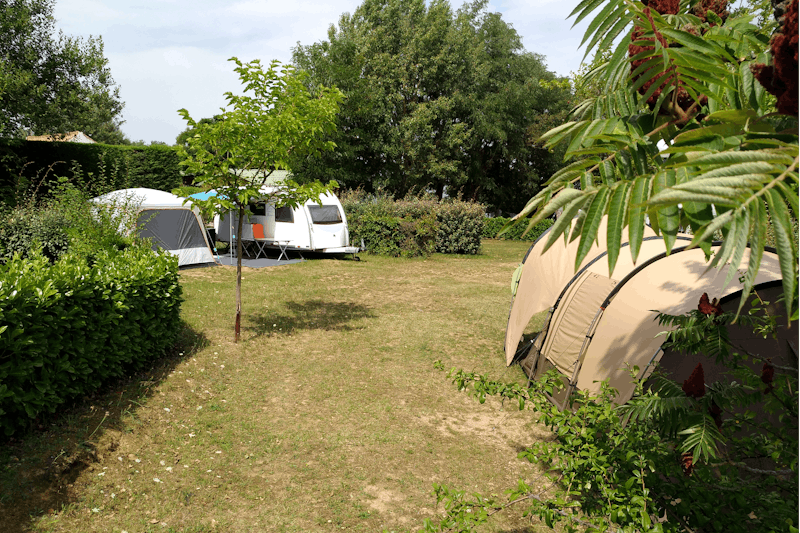 Flower Camping La Châtaigneraie -  Wohnwagen- und Zeltstellplatz im Grünen auf dem Campingplatz
