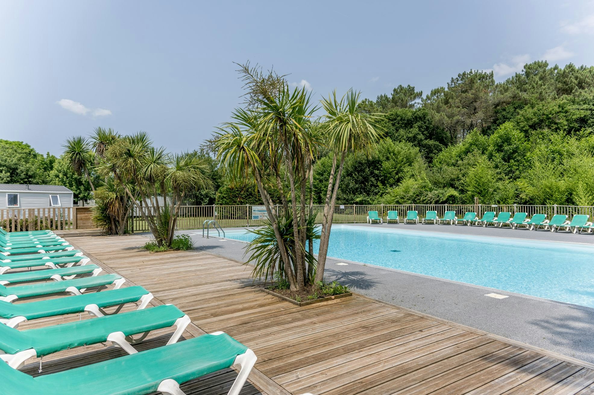 Flower Camping La Clairière  - Pool im Freien mit Liegestühlen