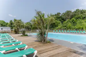 Flower Camping La Clairière - Pool im Freien mit Liegestühlen