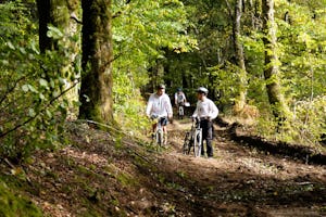 Flower Camping La Plage - Camper fahren Fahrrad im Wald