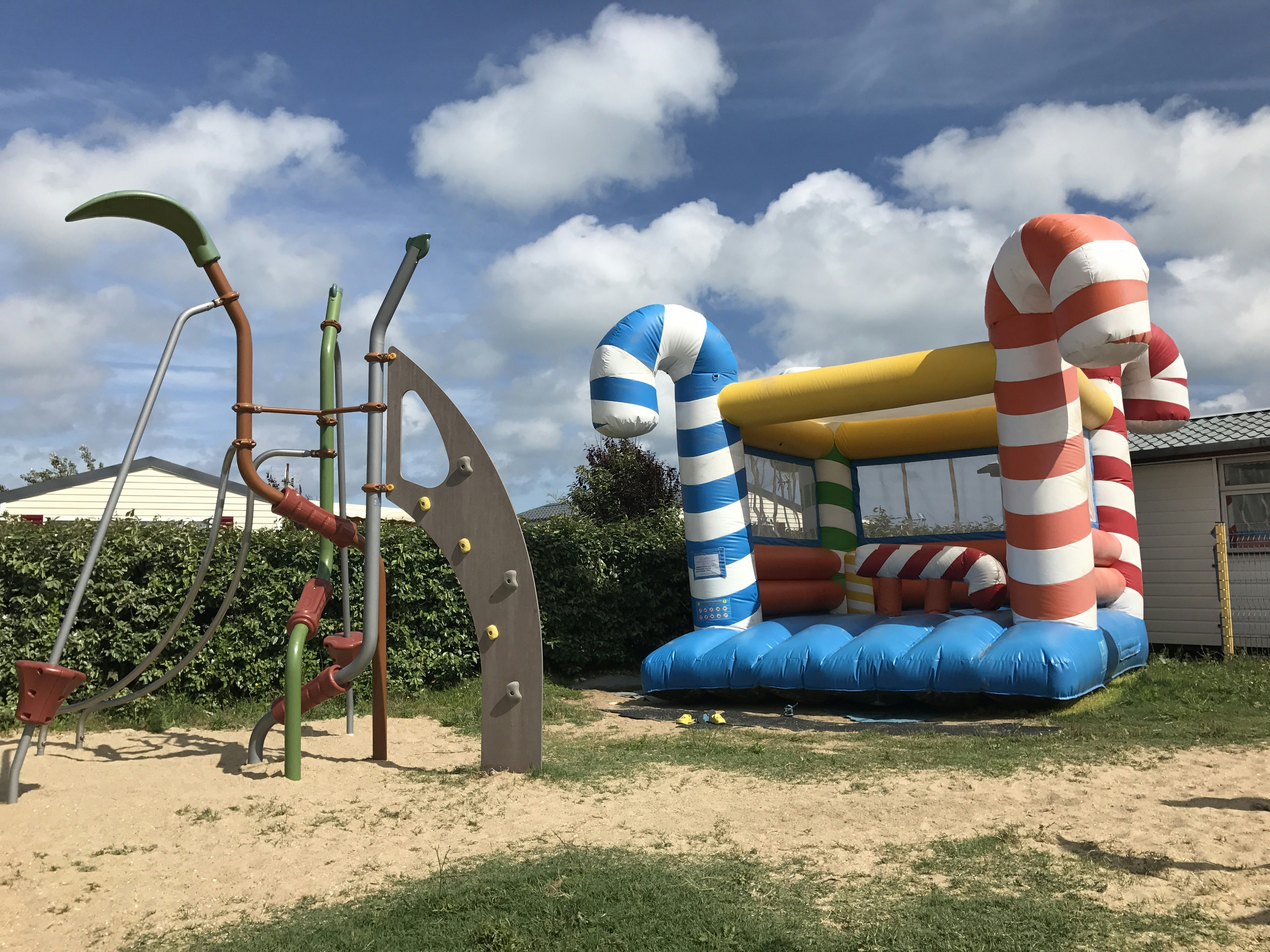 Flower Camping La Pointe du Talud  - Kinderspielplatz mit Hüpfburg auf dem Campingplatz