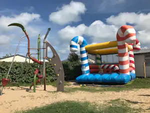 Flower Camping La Pointe du Talud - Kinderspielplatz mit Hüpfburg auf dem Campingplatz
