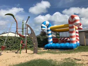 Flower Camping La Pointe du Talud - Kinderspielplatz mit Hüpfburg auf dem Campingplatz