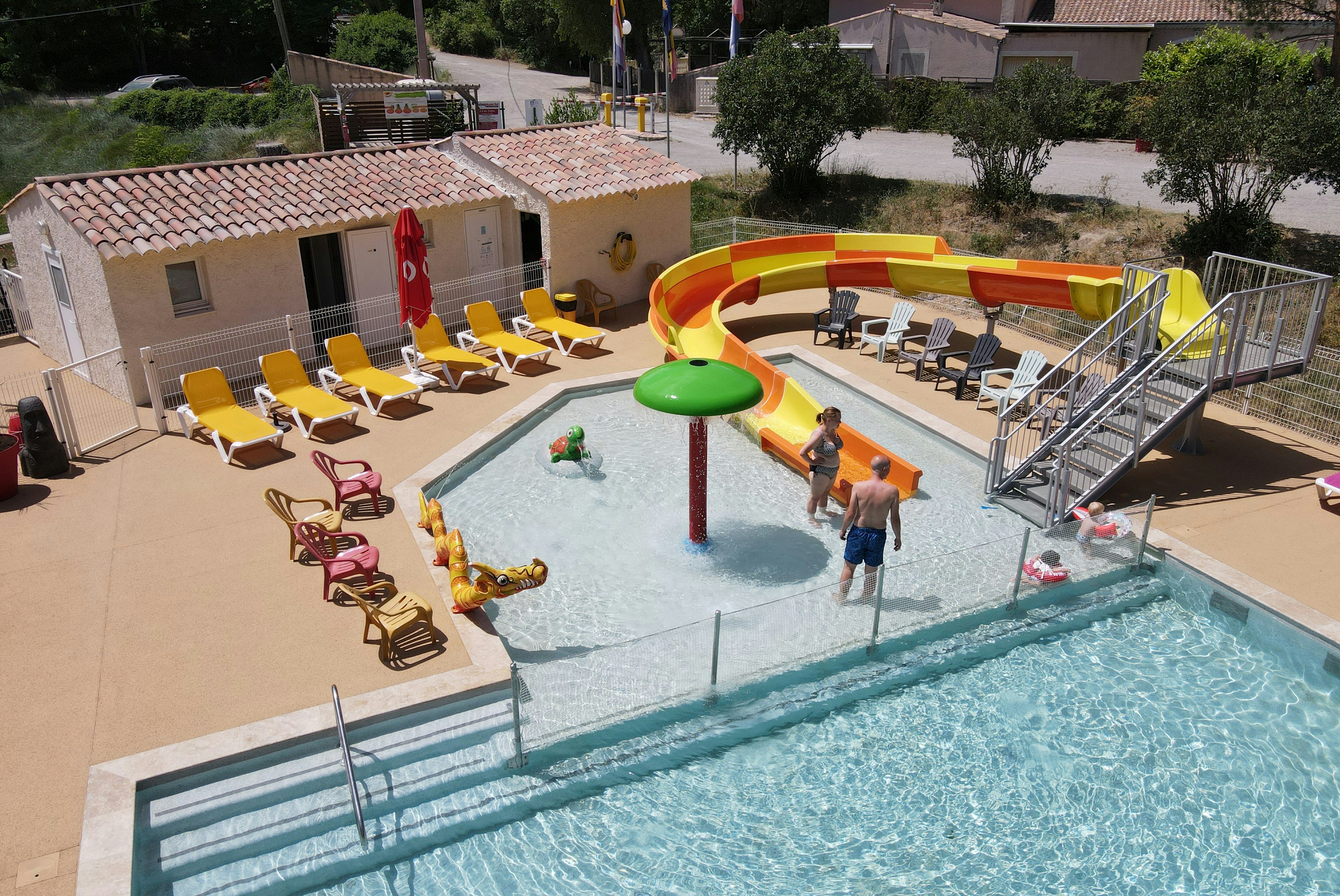 Flower Camping La Riviere  - Pool im Freien mit Liegestühlen und Sonnenschirmen