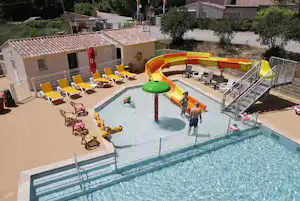 Flower Camping La Riviere - Pool im Freien mit Liegestühlen und Sonnenschirmen