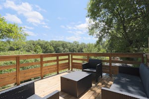 Flower Camping La Rouillère - Mobilheim mit Terrasse auf dem Campingplatz