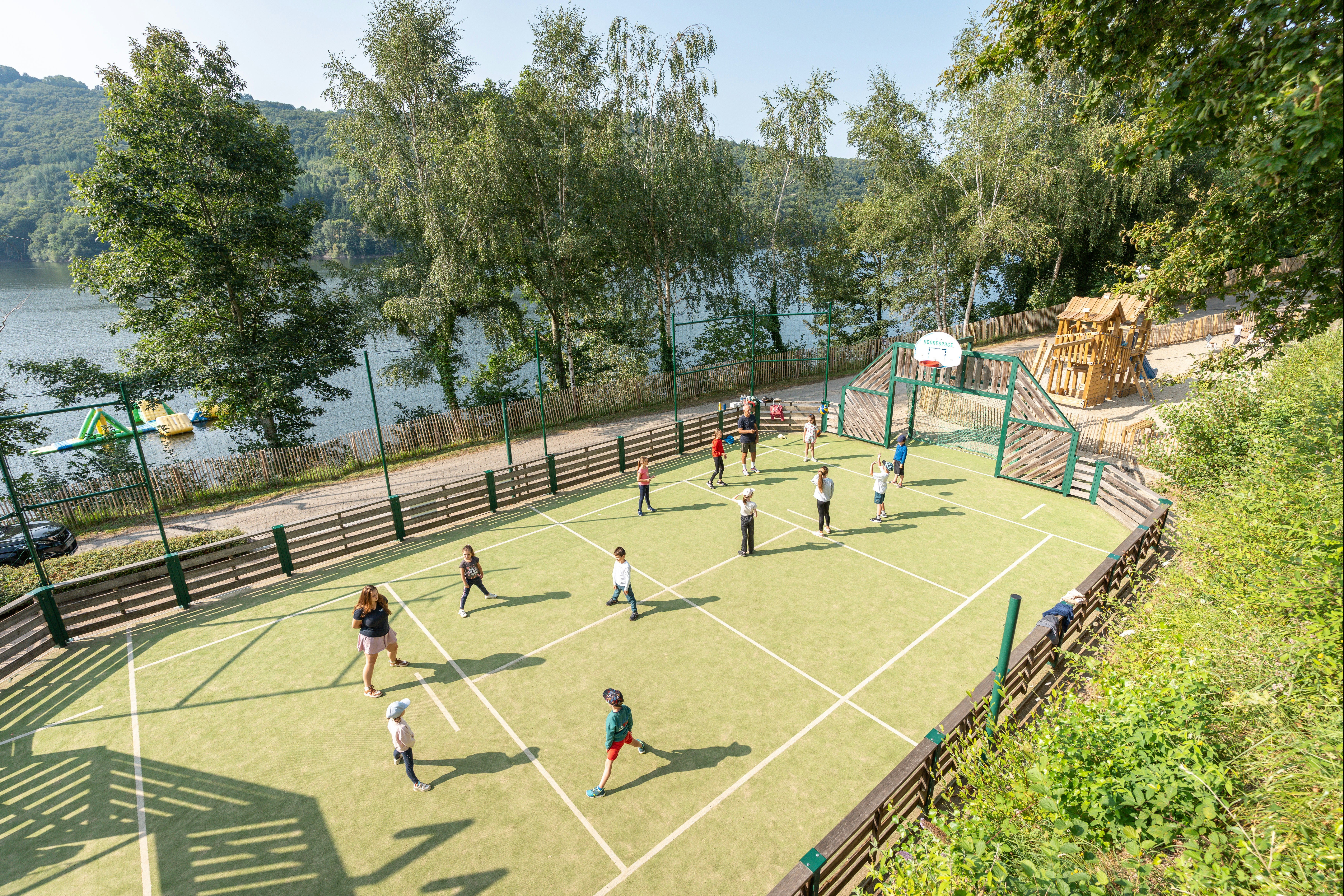 Camping Sunêlia La Source - Blick auf den Multisportplatz auf dem Campingplatz