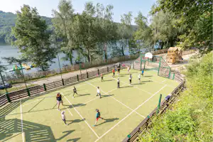 Camping Sunêlia La Source - Blick auf den Multisportplatz auf dem Campingplatz