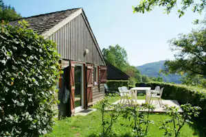 Flower Camping La Source - Mobilheim mit Terrasse im Grünen auf dem Campingplatz