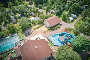 Flower Camping La Sténiole - Luftaufnahme des Wasserparks auf dem Campingplatz