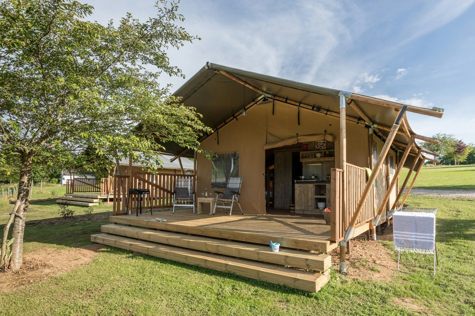 Camping Le Lac de Bonnefon  Flower Camping Lac de Bonnefon - Glamping-Zelt mit Terrasse auf dem Campingplatz