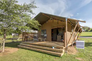 Camping Le Lac de Bonnefon Flower Camping Lac de Bonnefon - Glamping-Zelt mit Terrasse auf dem Campingplatz