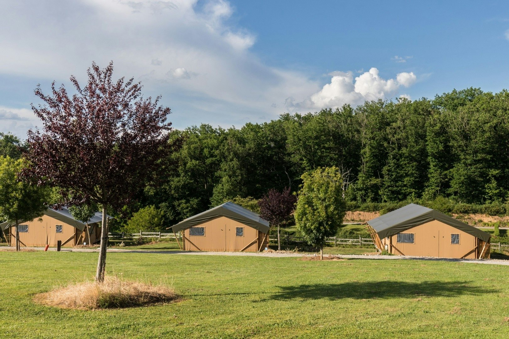 Camping Le Lac de Bonnefon  Flower Camping Lac de Bonnefon - Glamping-Zelte auf dem Campingplatz