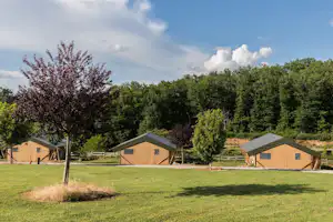 Camping Le Lac de Bonnefon Flower Camping Lac de Bonnefon - Glamping-Zelte auf dem Campingplatz