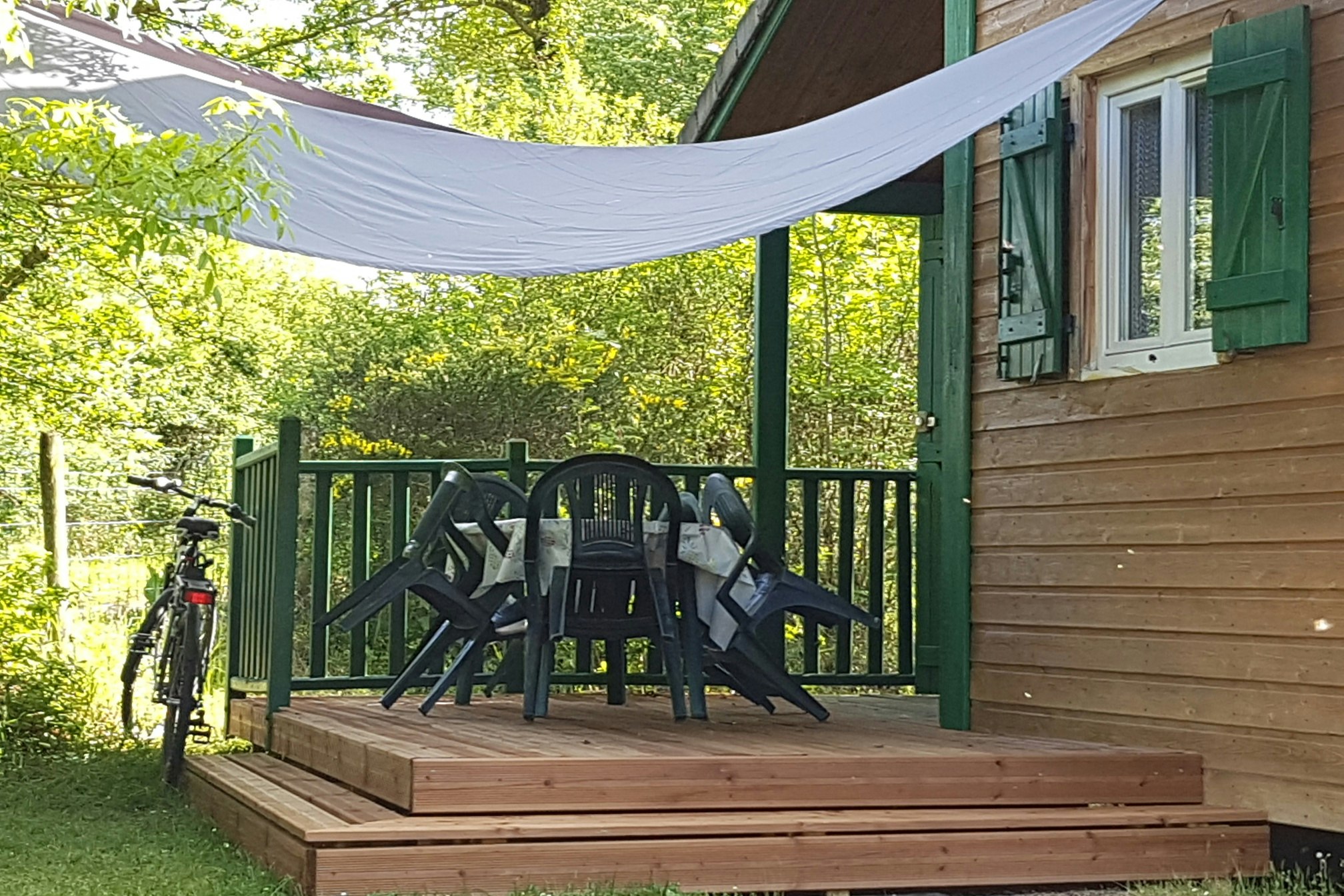 Flower Camping Lac de Bonnefon - Mobilheim mit Veranda und Esstisch im Grünen