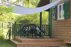 Flower Camping Lac de Bonnefon - Mobilheim mit Veranda und Esstisch im Grünen