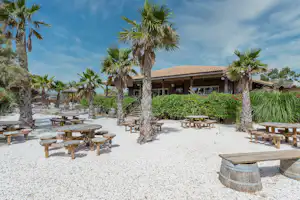 Camping Paradis Soleil D'Oc - Restaurant mit Terrasse auf dem Campingplatz