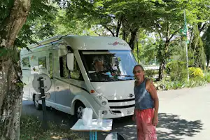 Flower Camping Lac Du Marandan - Wohnmobil- und Wohnwagenstellplätze im Schatten der Bäume