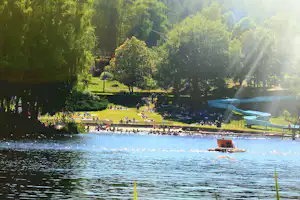 Flower Camping L'Air du Lac - Wasserrutsche am See