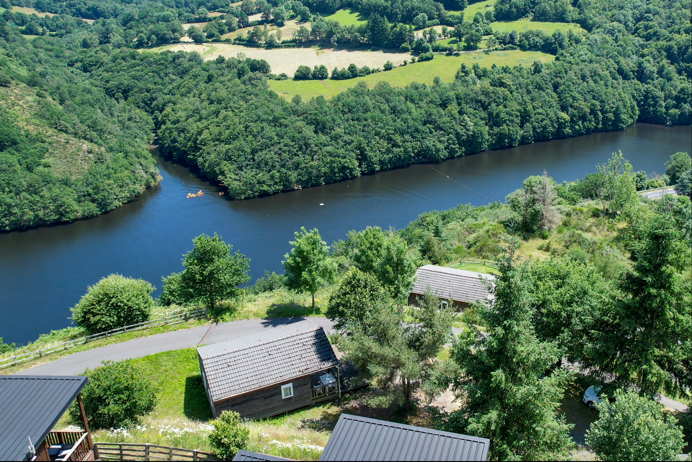 Flower Camping Le Belvédère  - Luftaufnahme des Campingplatzes am Fluss