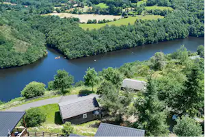 Flower Camping Le Belvédère - Luftaufnahme des Campingplatzes am Fluss