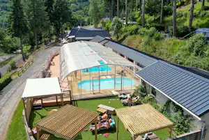 Flower Camping Le Belvédère - Überdachter Pool und Liegewiese auf dem Campingplatz