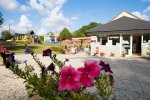 Flower Camping Le Bois Fleuri - Spielplatz und Rezeptions- und Restaurantgebäude