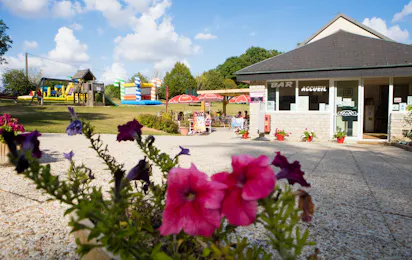 Camping Le Bois Fleuri (Illiers-Combray)