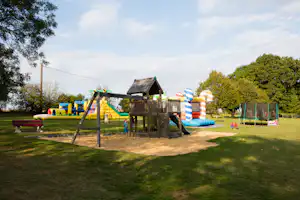 Flower Camping Le Bois Fleuri - Spielplatz vom Campingplatz mit Schaukeln, Rutsche Trampolin und Hüpfburg