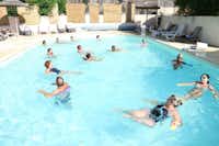 Camping Cœur d'Ardèche - Poolbereich vom Campingplatz mit Liegestühlen und Sonnenschirmen