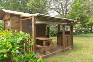 Flower Camping Le Château - Bungalow auf dem Campingplatz