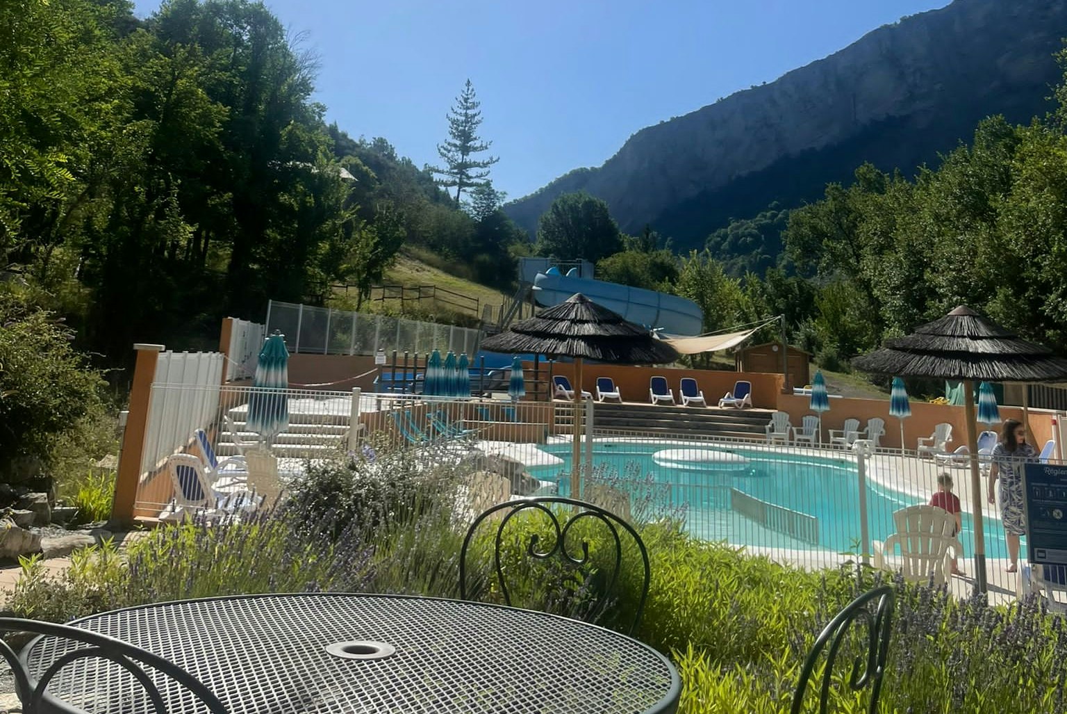 Flower Camping Le Clot du Jay  - Pool im Freien mit Liegestühlen und Sonnenschirmen