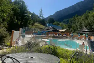 Flower Camping Le Clot du Jay - Pool im Freien mit Liegestühlen und Sonnenschirmen