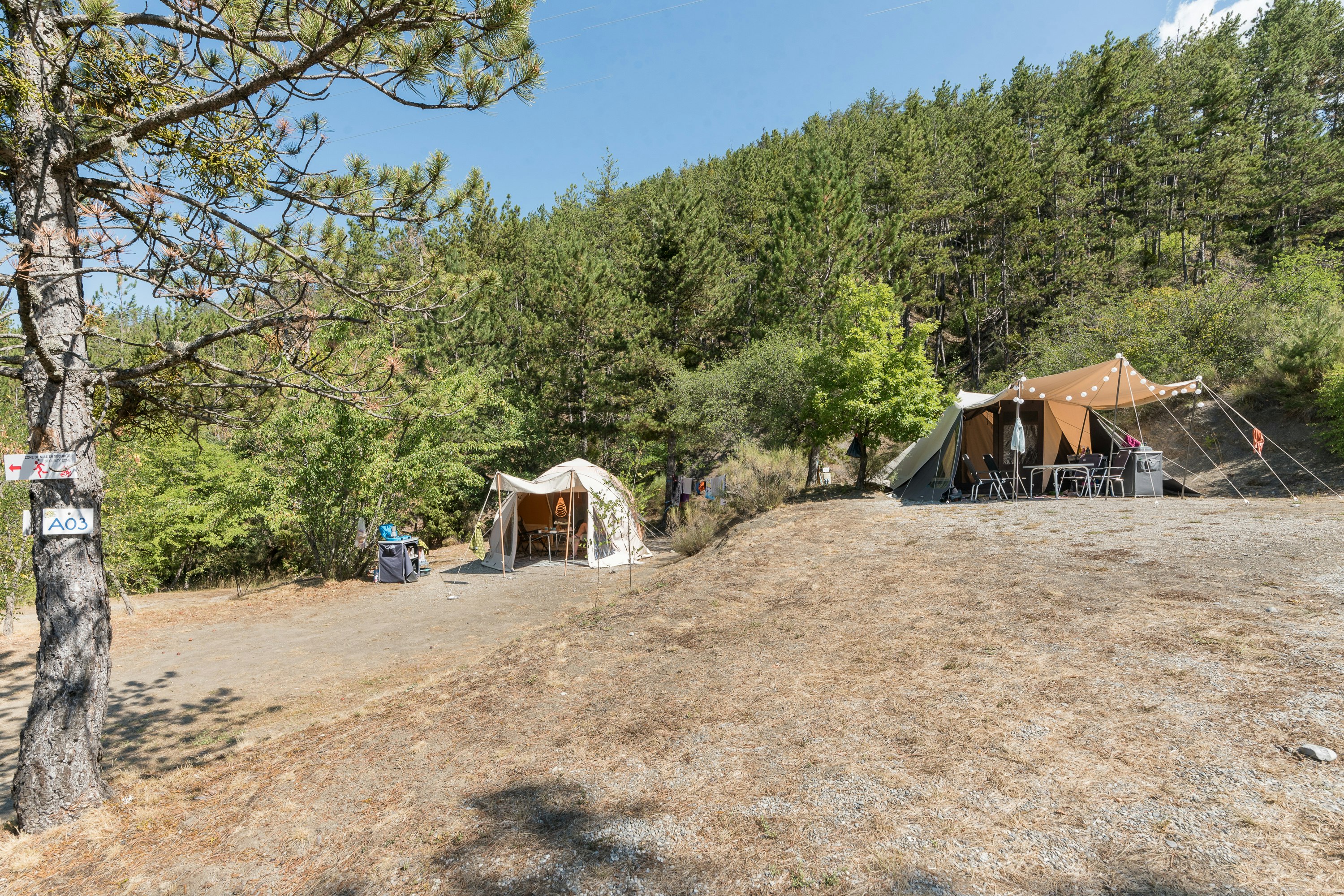 Flower Camping Le Clot du Jay - Blick auf die Standplätze auf dem Campingplatz