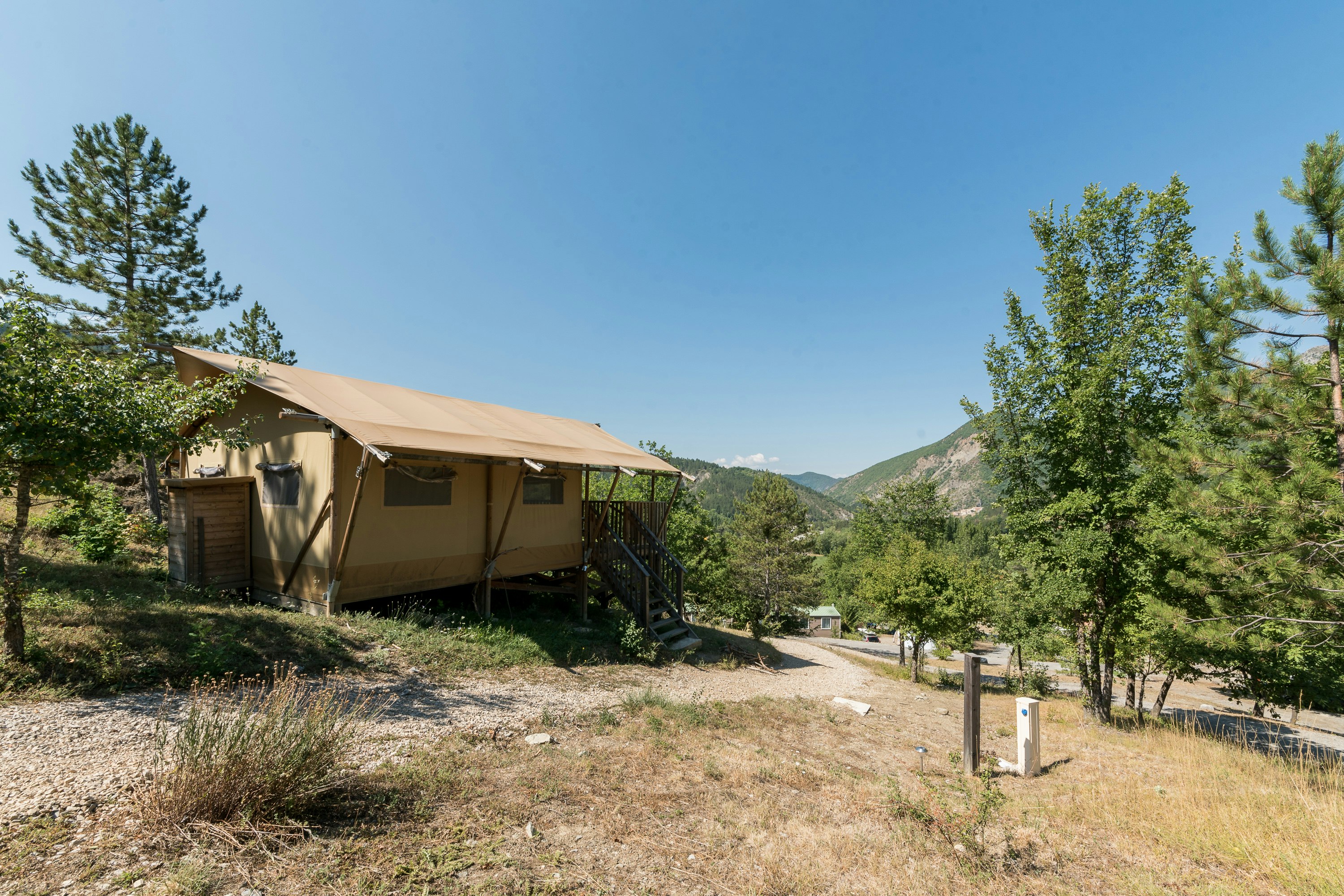 Flower Camping Le Clot du Jay - Blick auf ein Glamping-Zelt auf dem Campingplatz