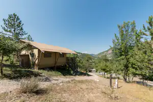 Flower Camping Le Clot du Jay - Blick auf ein Glamping-Zelt auf dem Campingplatz